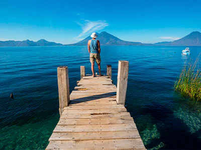 Man die uitkijkt over het Atitlánmeer in Guatemala