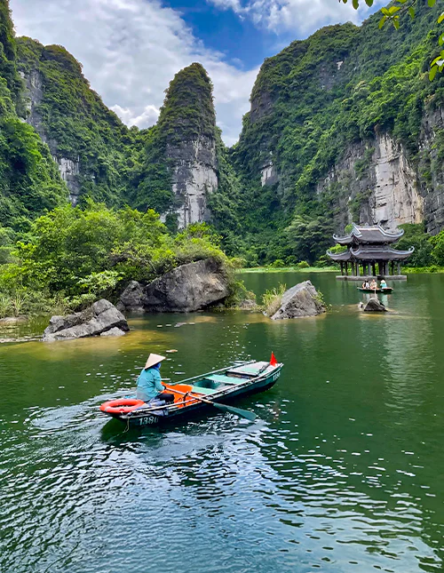 Boottocht in Trang An, Ninh Binh, Vietnam