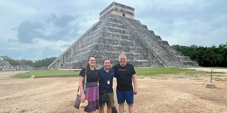 Chrismarie and Tom voor Chichen Itza