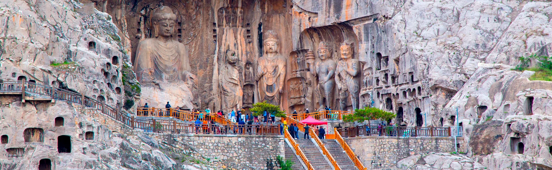 Boeddhabeelden uitgehouwen in de rotswand bij een historische tempel in China
