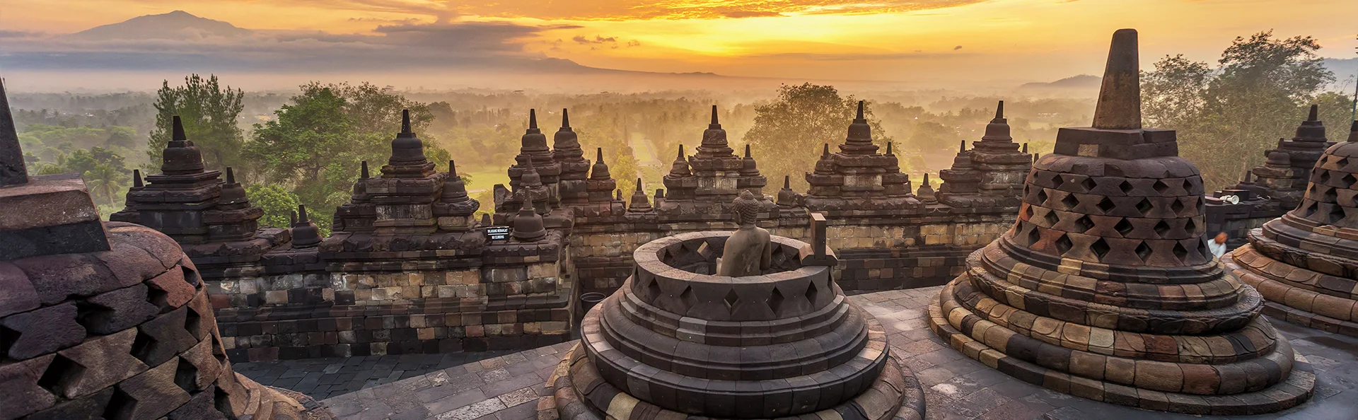 Spectaculaire en kleurrijke zonsopgang, gezien vanaf de Borobudur
