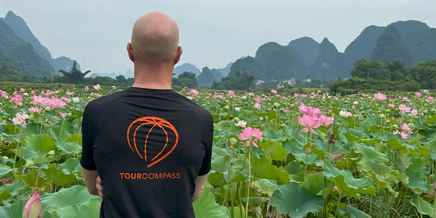Claus kijkt uit over het landschap in Yangshuo, China.