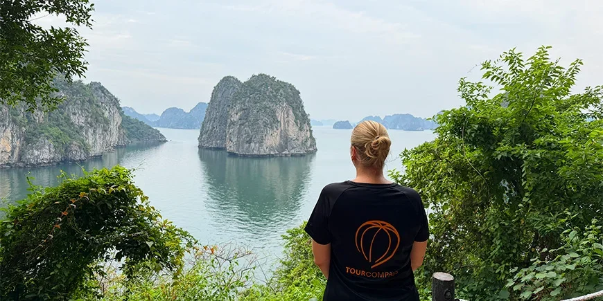Michelle van TourCompass kijkt uit over de Bai Tu Long-baai in Vietnam