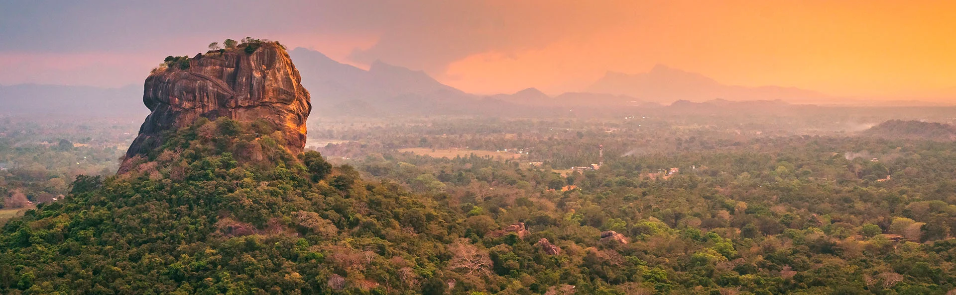 Lion Rock bij Sigiriya baadt in het warme licht van de ondergaande zon op Sri Lanka.
