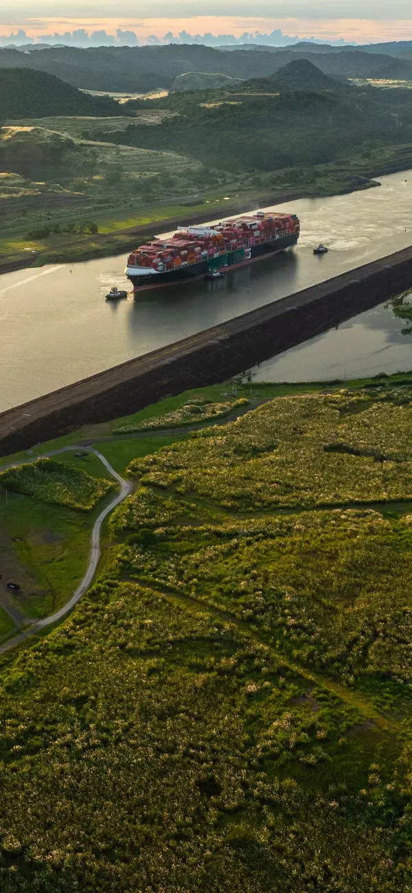 Zonsondergang bij de Miraflores-sluizen in het Panamakanaal