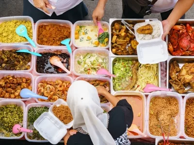 Streetfoodmarkt op Maleisisch Borneo