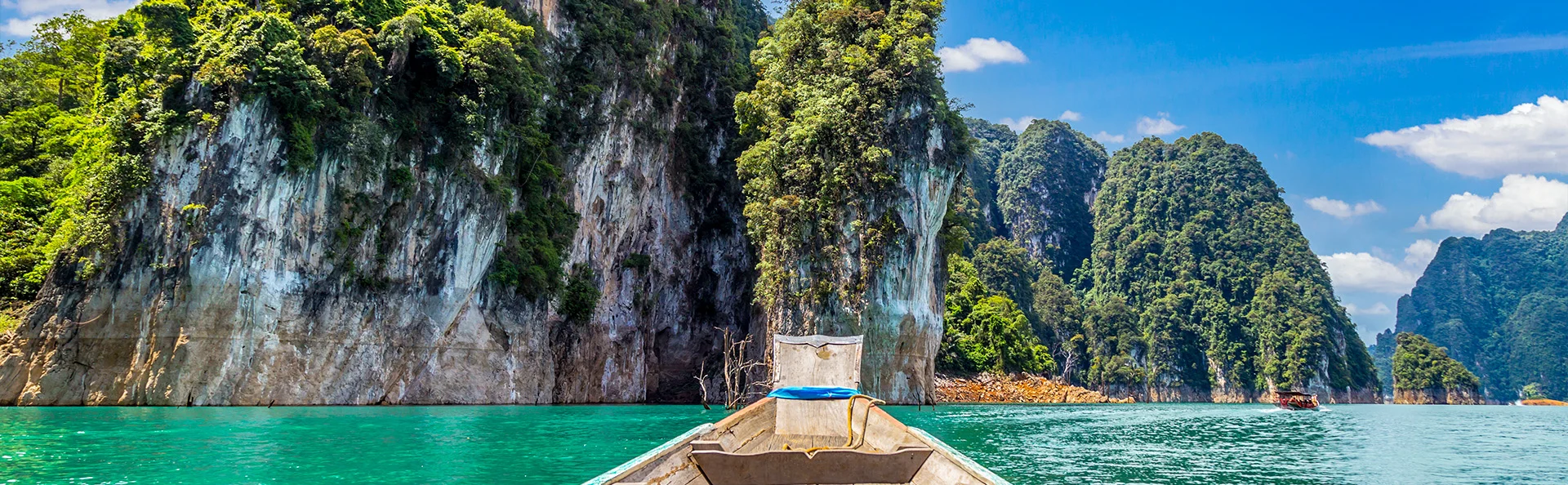 Boot die over een meer in Thailand vaart
