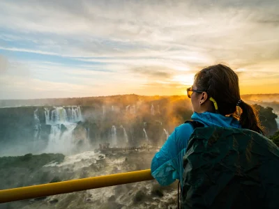 Vrouwen die de zonsondergang bewonderen bij de Iguaçu-watervallen aan de Braziliaanse kant