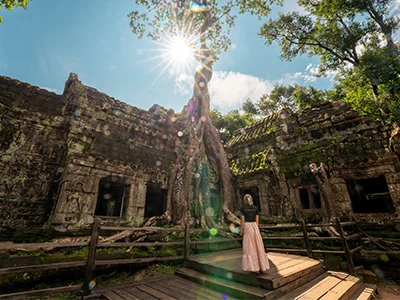 Een vrouw verkent Angkor Wat in Cambodja