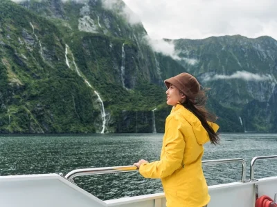 Vrouw zeilt in Milford Sound in Nieuw-Zeeland