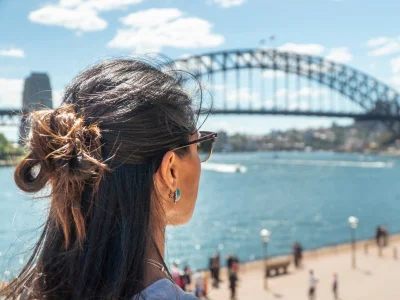 Vrouw die uitkijkt over de Sydney Harbour Bridge in Sydney, Australië