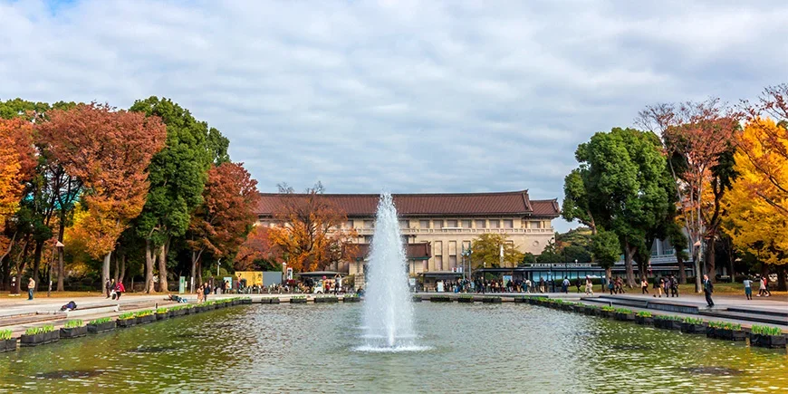 Nationaal Museum van Tokio omringd door herfstkleuren