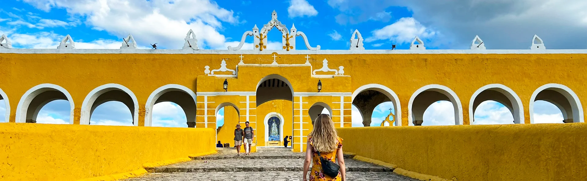 De prachtige gele gevel van het Convento de San Antonio de Padua in Izamal, Mexico