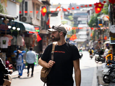 Man die over een straat in Hanoi, Vietnam loopt