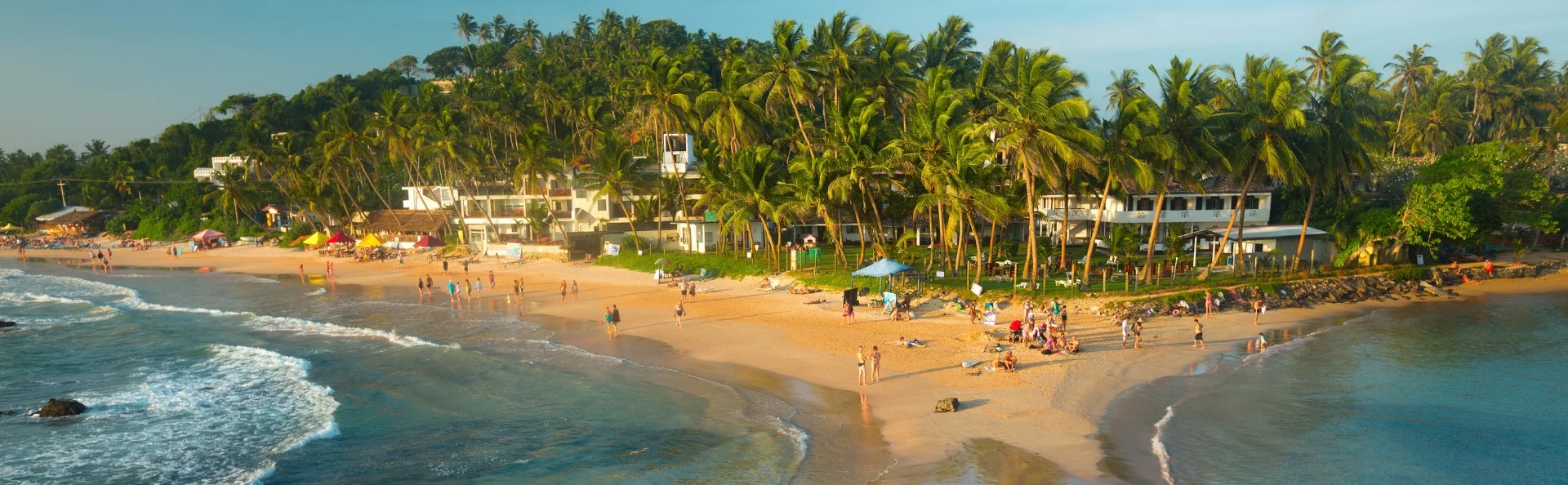 Tropisch strand in de plaats Mirissa, Sri Lanka