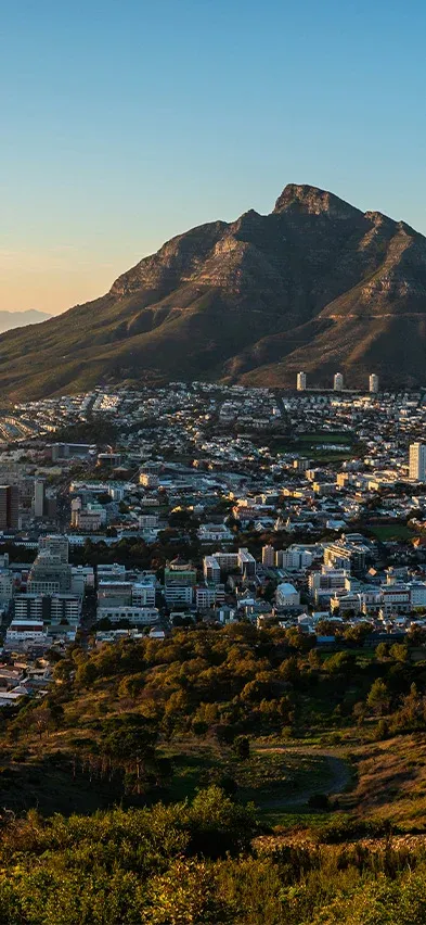 Kaapstad van bovenaf, gehuld in de warme gloed van de ondergaande zon