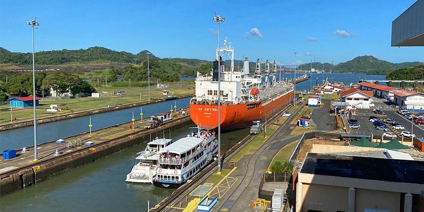 Schip dat de sluizen van het Panamakanaal passeert