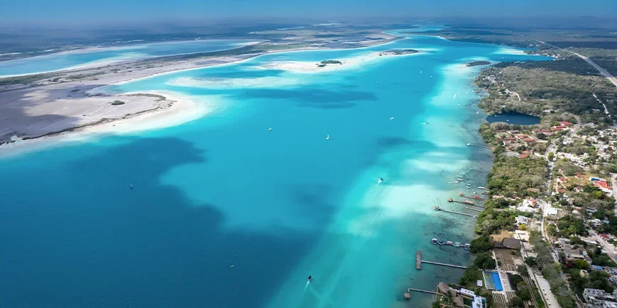 De lagune van zeven kleuren in Bacalar, Mexico