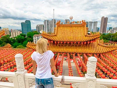 Vrouw die uitkijkt over de Thean Hou-tempel in Kuala Lumpur