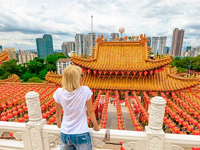 Vrouw die uitkijkt over de Thean Hou-tempel in Kuala Lumpur
