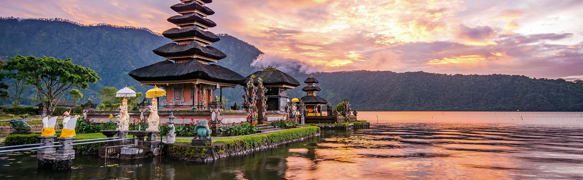 Prachtige tempel aan een meer bij zonsondergang op Bali