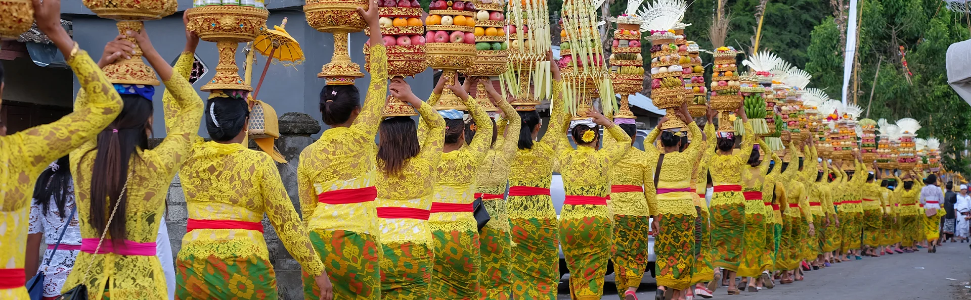 Balinese vrouwen gaan naar de tempel