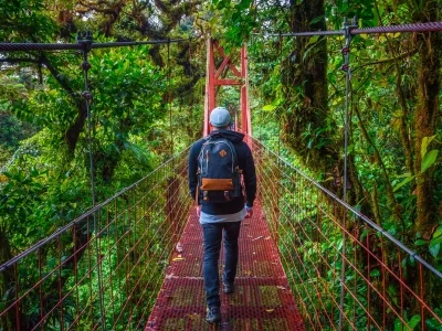 Man loopt alleen over een hangbrug in het nevelwoud van Monteverde in Costa Rica