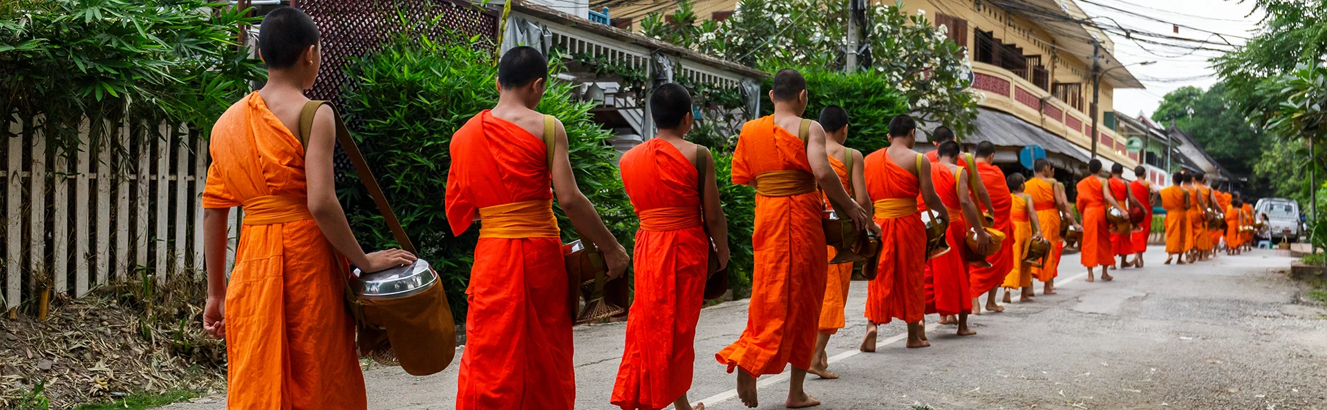 Boeddhistische monniken op een rij in Luang Prabang, Laos