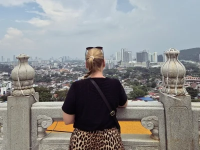 Michelle van TourCompass kijkt uit over Penang