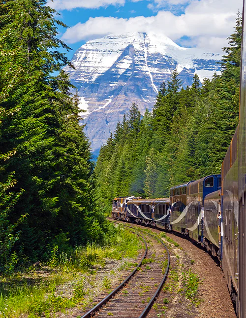 De top van Mount Robson in de zomer, gezien vanuit de Rocky Mountaineer-trein tijdens de rit door Mount Robson Provincial Park