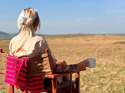 Cat drinkt koffie op de savanne in Kenia