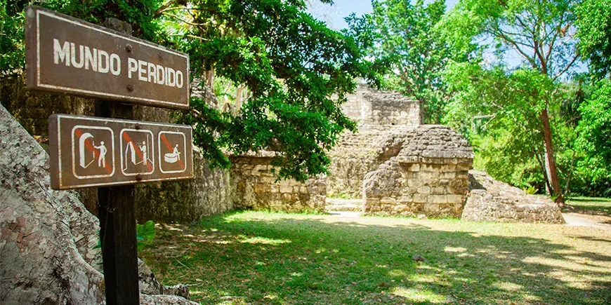 Wegwijzer voor een ruïne in het nationaal park Tikal