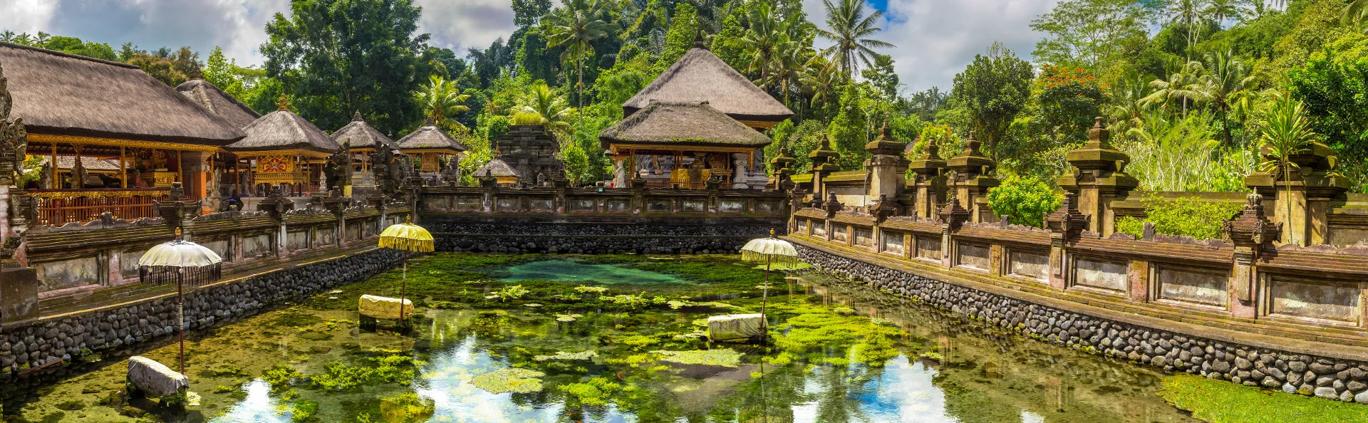 Panorama van de heilige baden van de Pura Tirta Empul-tempel op Bali, Indonesië