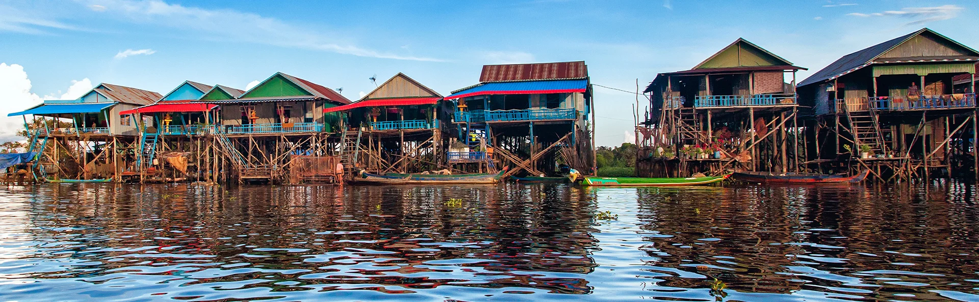 Het drijvende dorp op het water van het Tonlé Sap-meer in Cambodja.