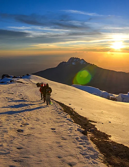 Een groep wandelaars op de Machame-route bij zonsopgang