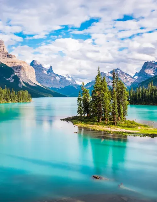 Spirit Island in Maligne Lake bij zonsondergang in het Nationaal park Jasper