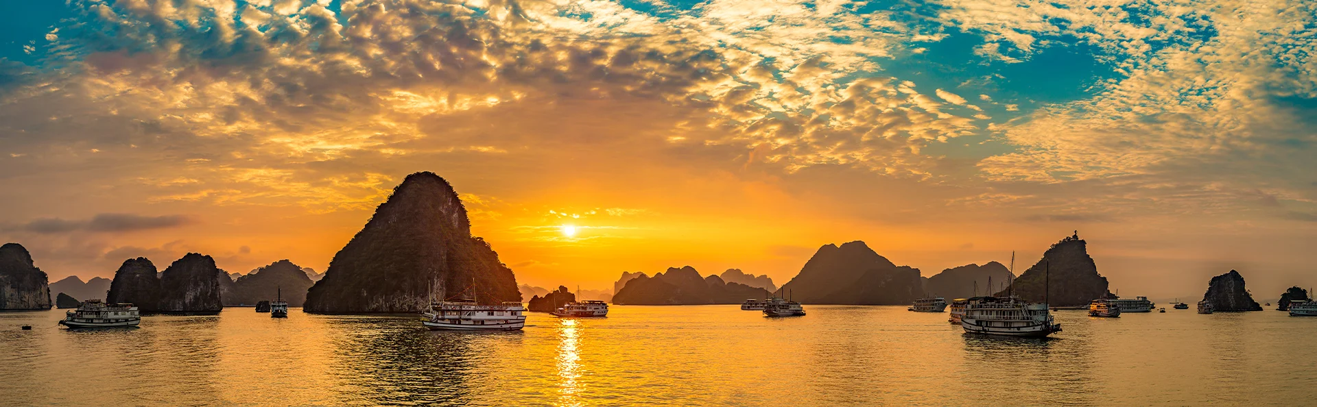Panorama van de zonsondergang in de Ha Long baai, Vietnam