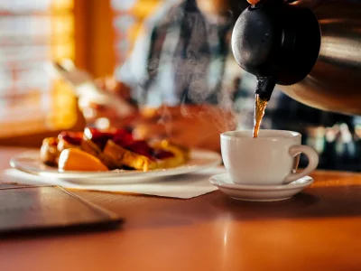 Man zit in een diner en geniet van wafels en een kop koffie