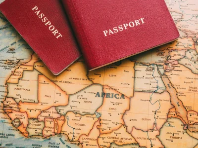 Twee paspoorten liggen op een kaart van Afrika