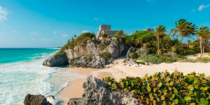 Stranden en Maya-ruïnes in Tulum in Mexico