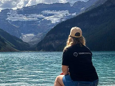 Louise van TourCompass bij Lake Louise