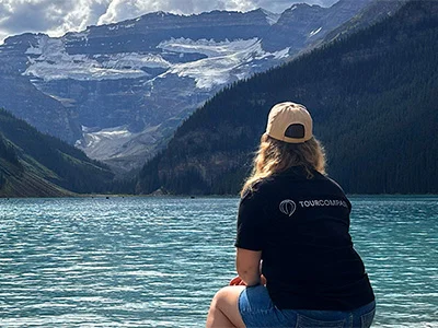 Louise van TourCompass bij Lake Louise