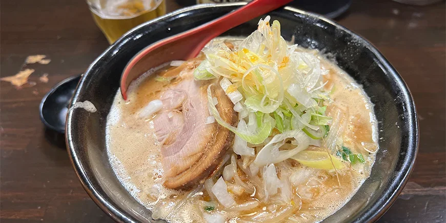 Een kom ramen met varkensvlees