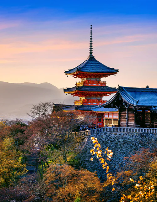 Zonsondergang boven de Kiyomizu-tempel in Kyoto, Japan
