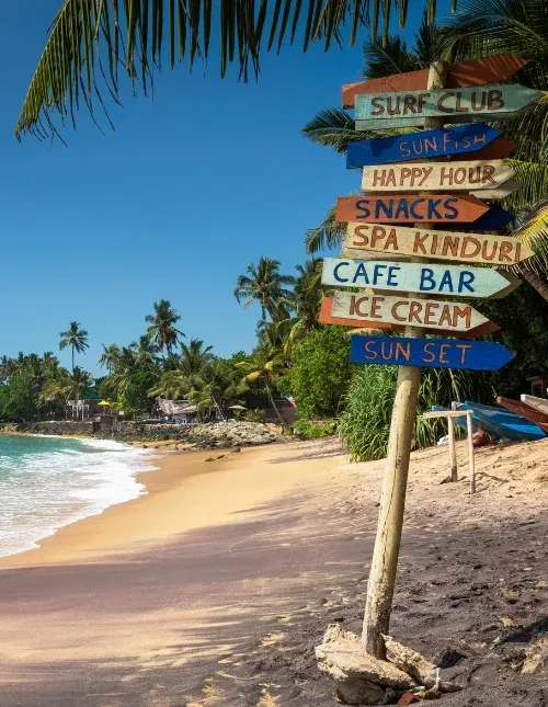 Kleurrijk houten bord op het strand in Mirissa, Zuidelijke Provincie, Sri Lanka