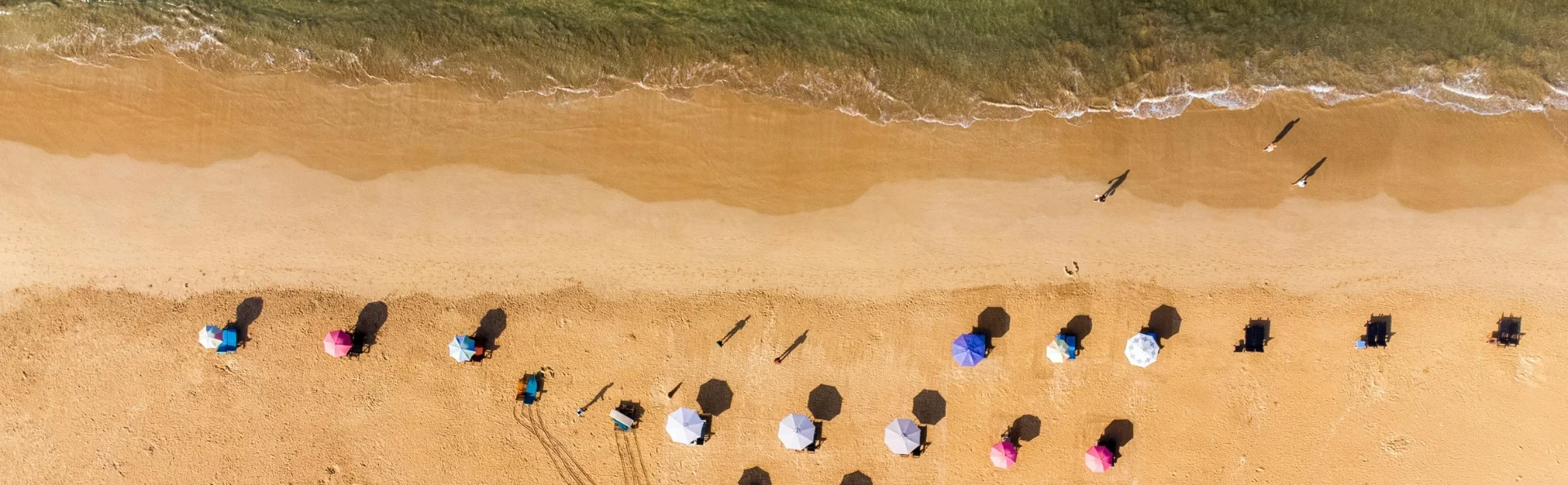 Luchtfoto van een gouden strand op Sri Lanka