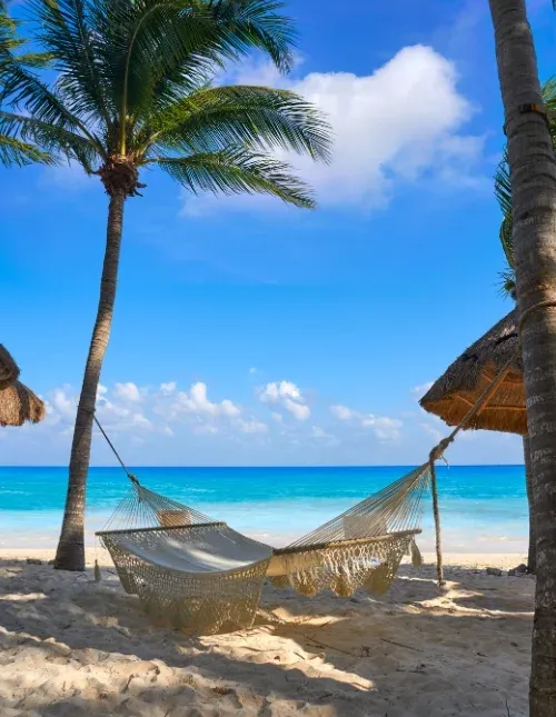 Strandhangmatten op het strand van Playa del Carmen in de Riviera Maya aan de Caribische kust van het Mayagebied van Mexico