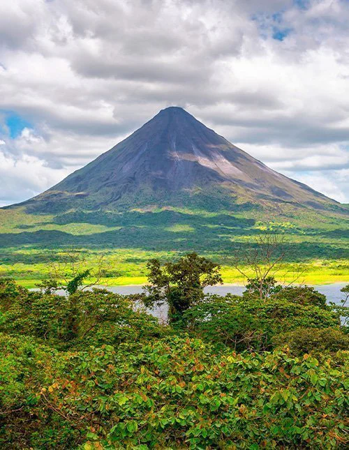 Adembenemend uitzicht over de schitterende natuur van Costa Rica, met de rokende vulkaan Arenal op de achtergrond