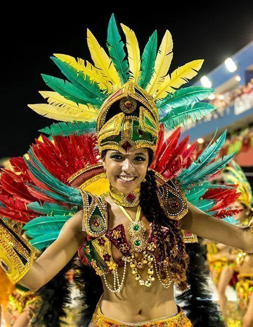 Lachende vrouw in carnavalskostuum in Brazilië