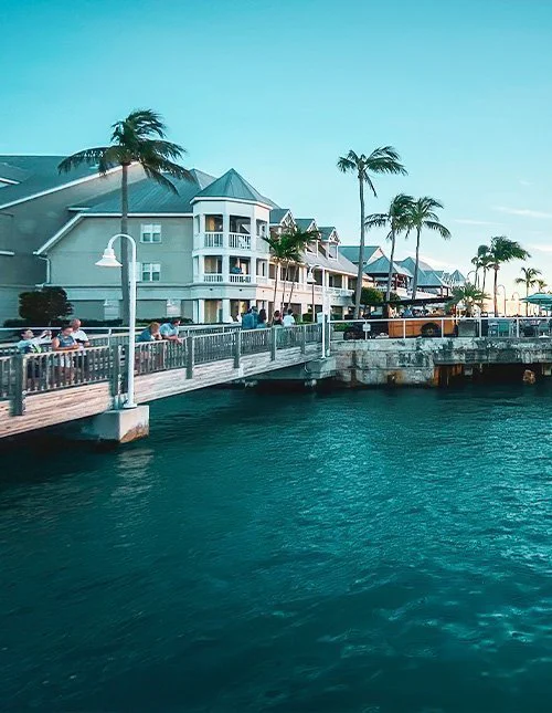 Zonsondergang in de buurt van Mallory Square in Key West, Florida, VS, onder een blauwe lucht